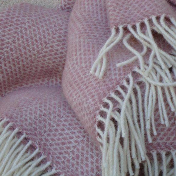 Dusky Pink Beehive Pure New Wool Blanket Throw 01